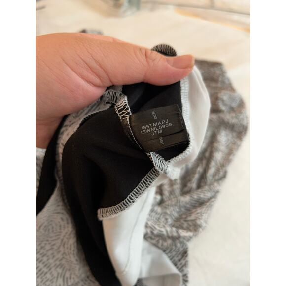 Ivanka Trump Short Sleeve Black and White Patterned Blouse Size XL - Picture 9 of 9